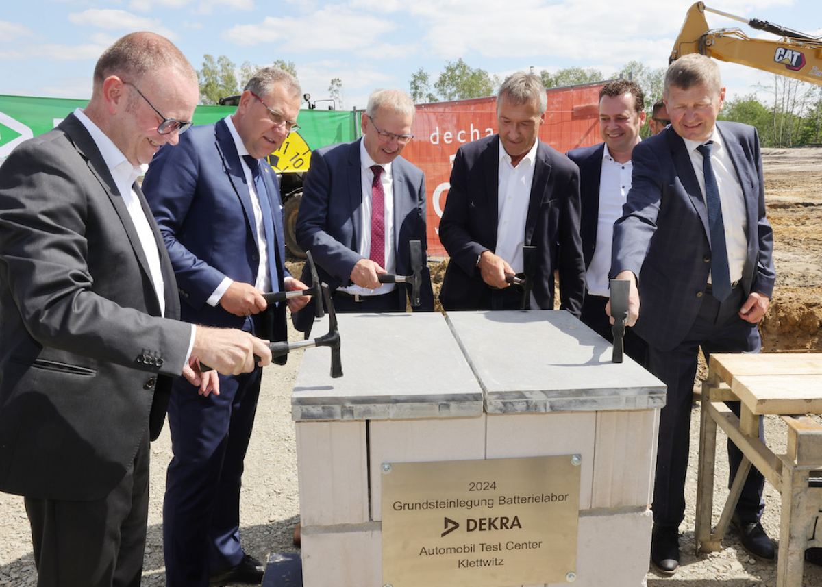 Tests unter Extrembedingungen für sichere Elektromobilität: DEKRA legt den Grundstein für sein neues Batterie-Testzentrum