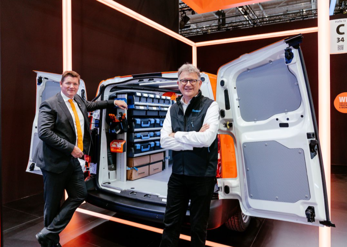 SIXT van & truck feierten Premiere auf der IAA Transportation und präsentierten neues flexibles Mietangebot für Nutzfahrzeuge mit eingebauten Regalsystemen
