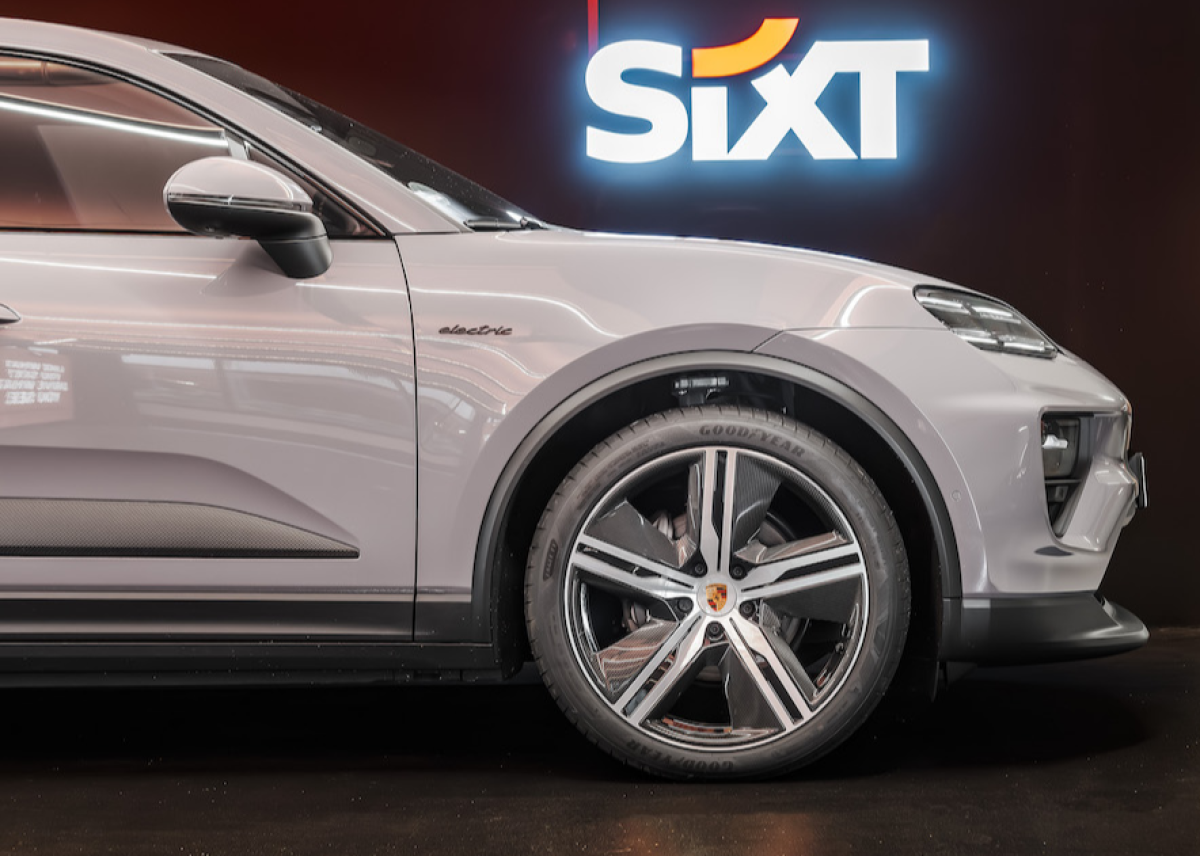 SIXT bietet den neuen, vollelektrischen Porsche Macan 4 als Mietwagen an