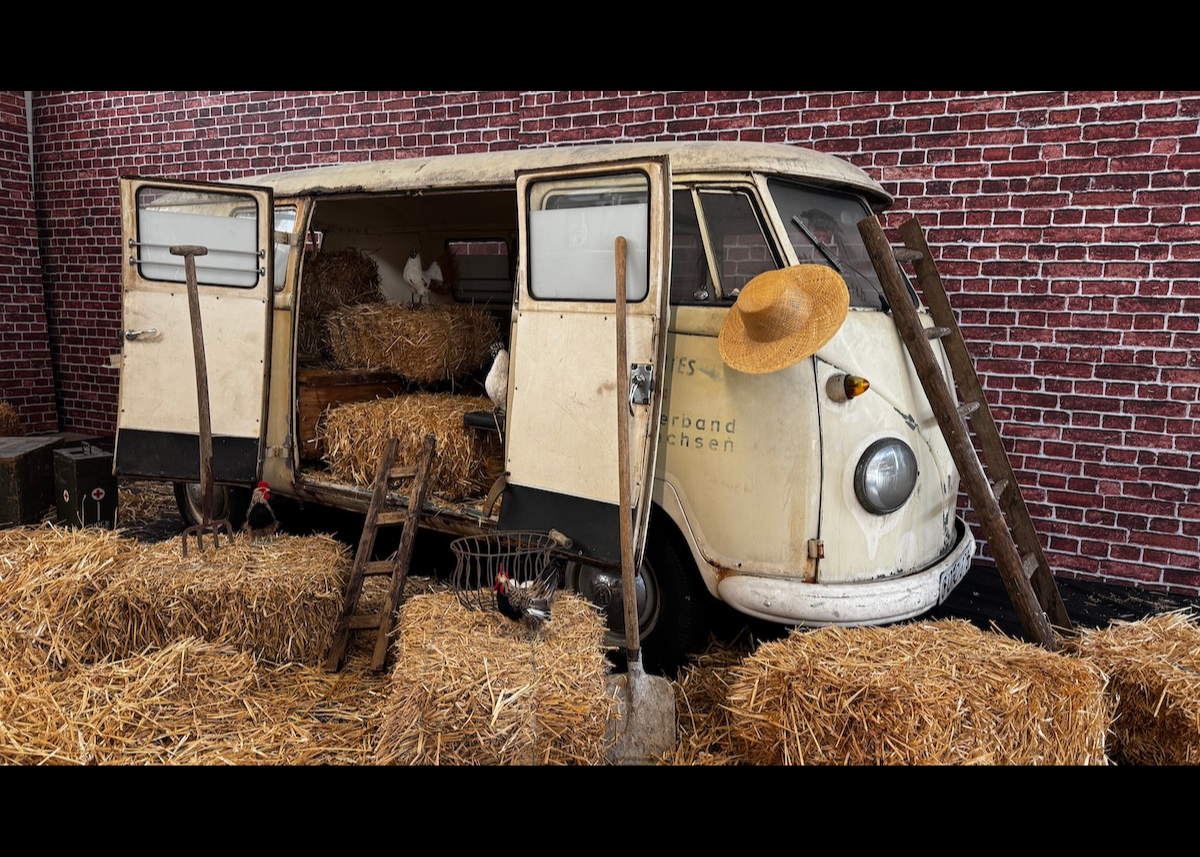 VWN feiert 70 Jahre Produktion in Hannover mit drei 56er Bullis auf dem Maikäfertreffen