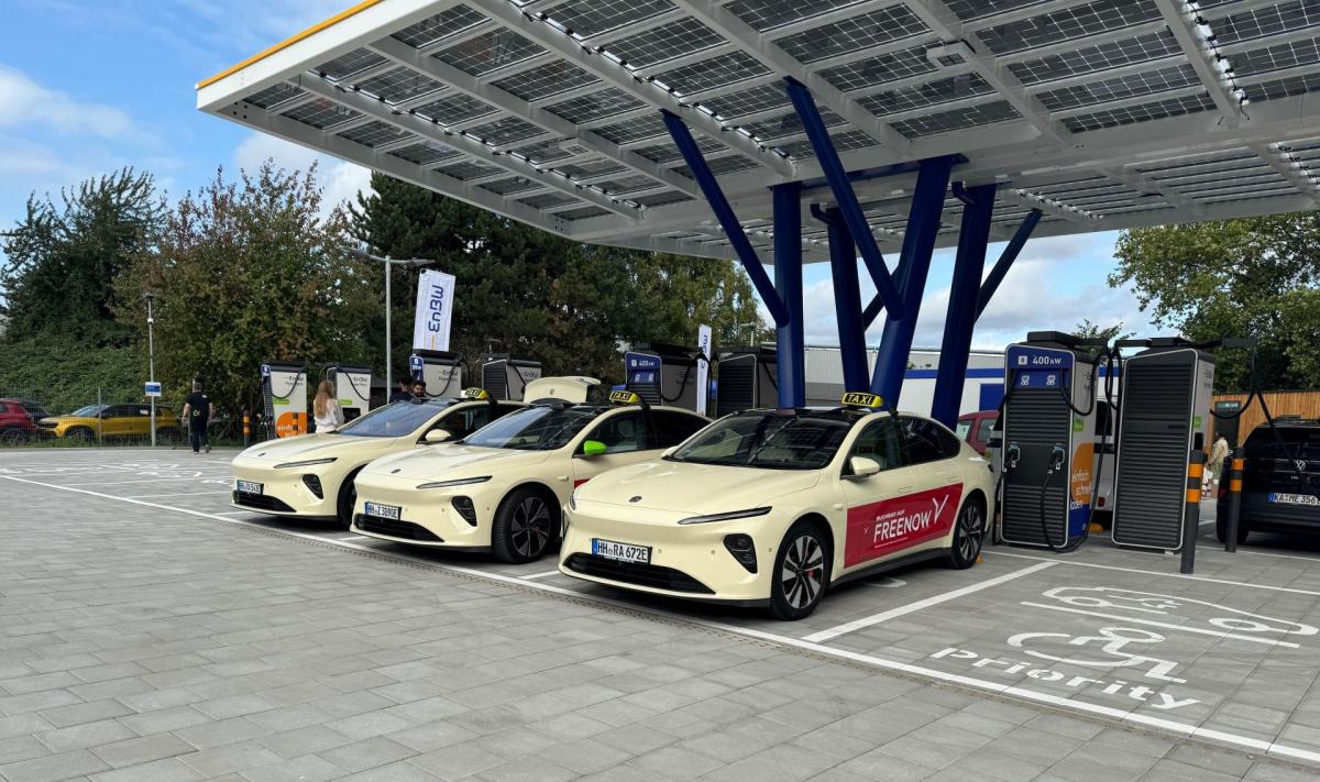 NIO und Freenow erweitern Flotte in Hamburg und eröffnen Batterie-Wechselstation für Taxiunternehmen und NIO-User