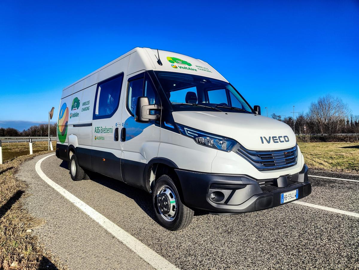 IVECO präsentiert ersten straßentauglichen eDaily mit integrierter dynamischer und stationärer kabelloser Ladetechnologie – ein weiterer Schritt in Richtung Mobilität der Zukunft