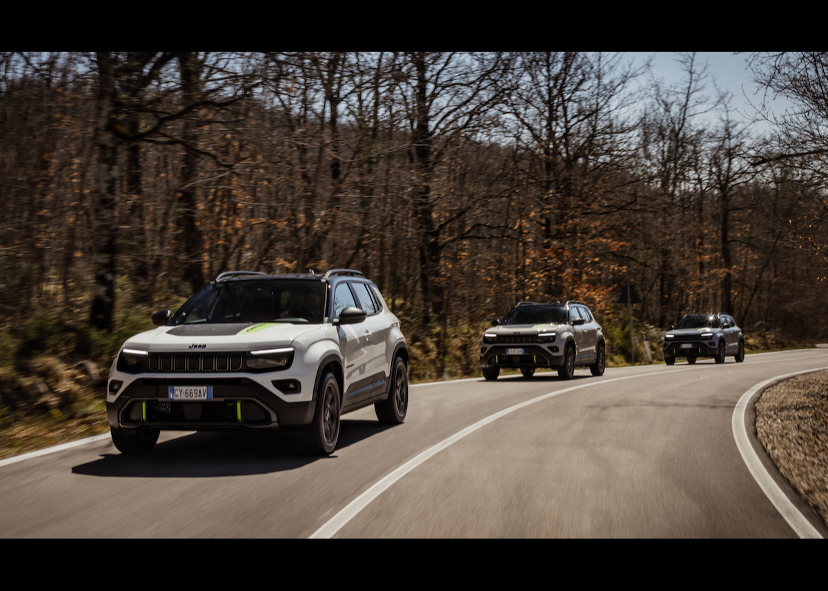 Der Jeep® Avenger 4xe debütiert auf der Straße
