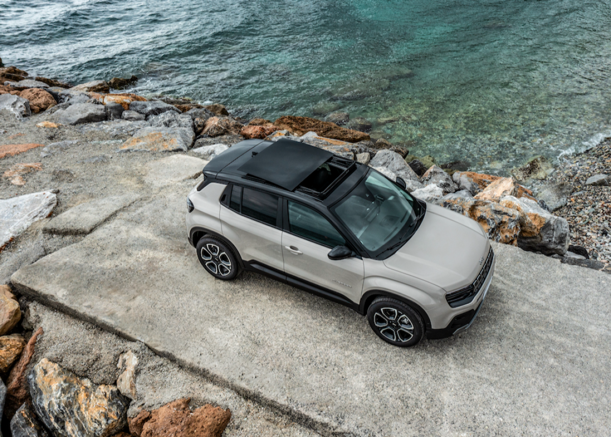 Elektrifizierter Avenger: Kleinster Jeep® als Hybrid ab 27.000 Euro bestellbar