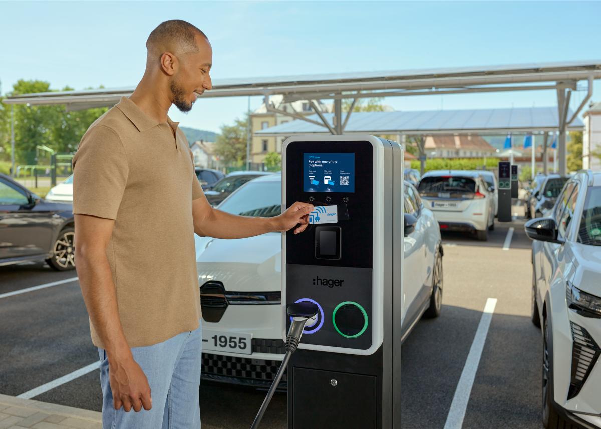 witty park 2: Doppellader mit optionalem Kreditkartenterminal - AFIR-konforme Ladestation für öffentliche Bereiche