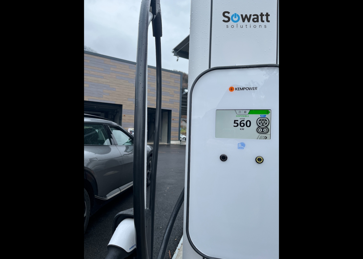 Ein Meilenstein in den Alpen: Erster Kempower Mega Satellite von Sowatt in Frankreich in Betrieb genommen