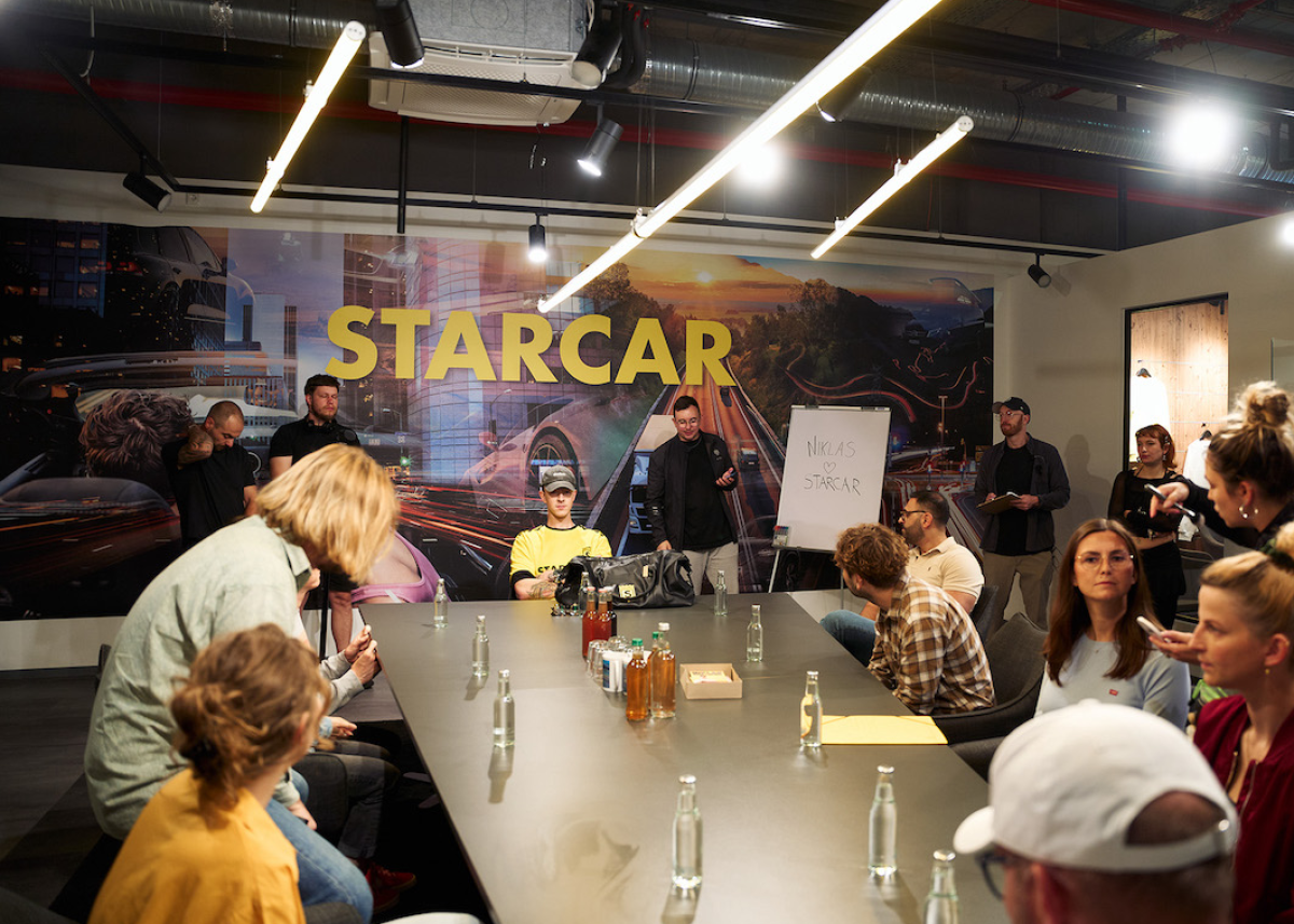 Neue Kampagne im Mockumentary-Style: Starcar setzt auf Podcaster und Comedian Niklas van Lipzig