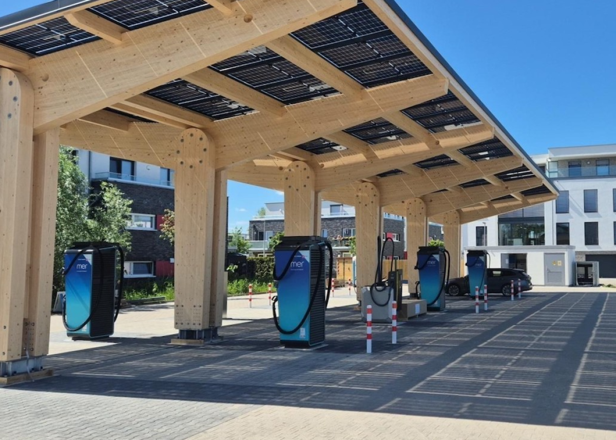 Nachhaltiges Design und PV-Dach: Mer Germany eröffnet neuen Deutschlandnetz-Ladepark in Greifswald