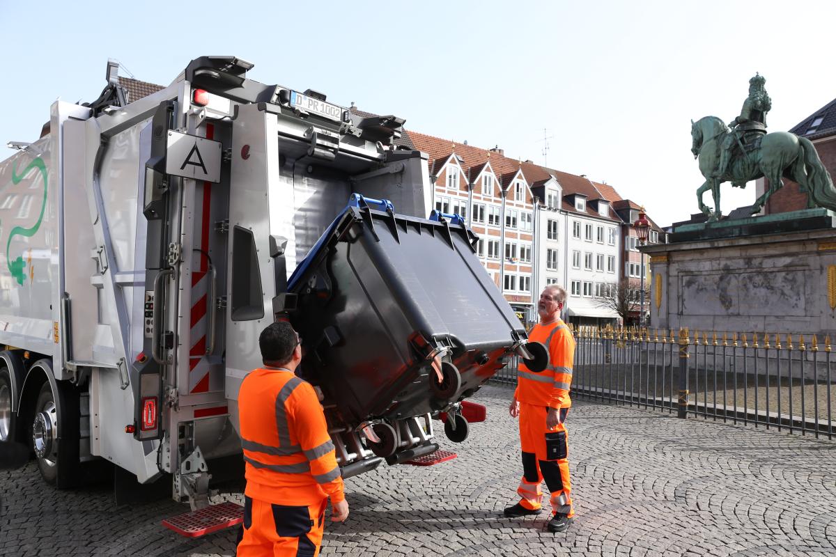 Leise, sauber, effizient: Renault Trucks elektrifiziert Düsseldorfs Müllabfuhr