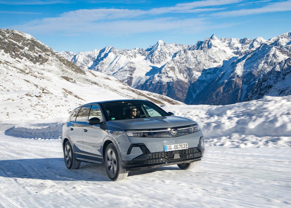 Elektro-Allradler im Schnee: Mit dem Opel Grandland Electric AWD macht der Winter Spaß
