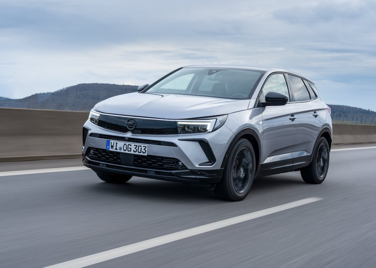Fahrspaß rauf, Emissionen runter: Neuer Opel Grandland Hybrid ab 36.120 Euro bestellbar