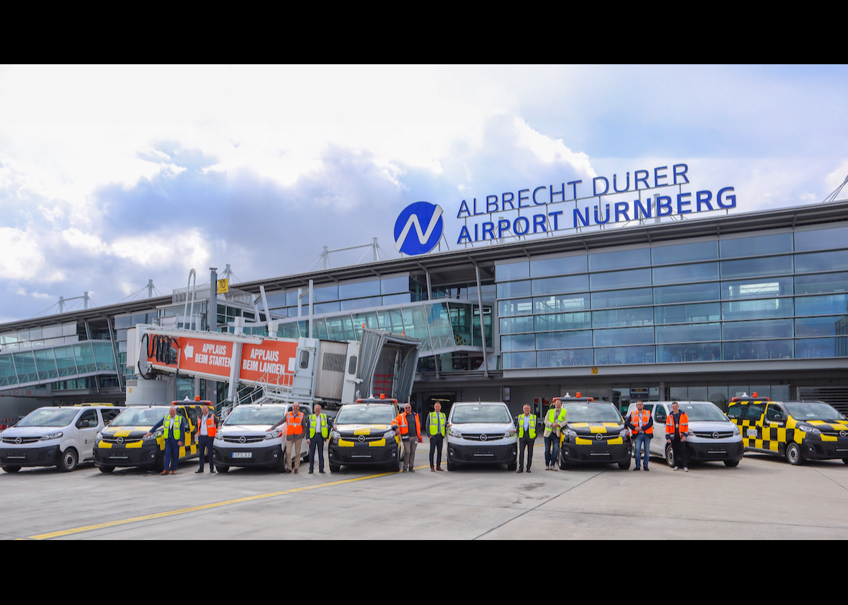Opel übergibt acht Vivaro Electric an den Airport Nürnberg