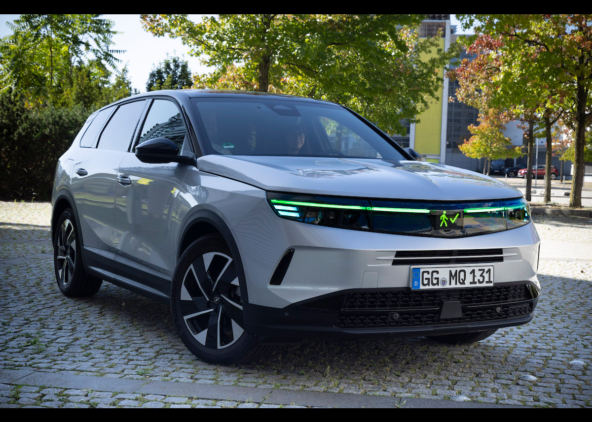 Opel präsentiert KI-gestützte Lichtkommunikation in autonomen Fahrzeugen