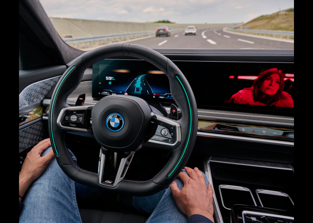 Auf dem Weg zum autonomen Fahren: BMW erhält als erster Automobilhersteller die Zulassung für die Kombination von Level 2 und Level 3