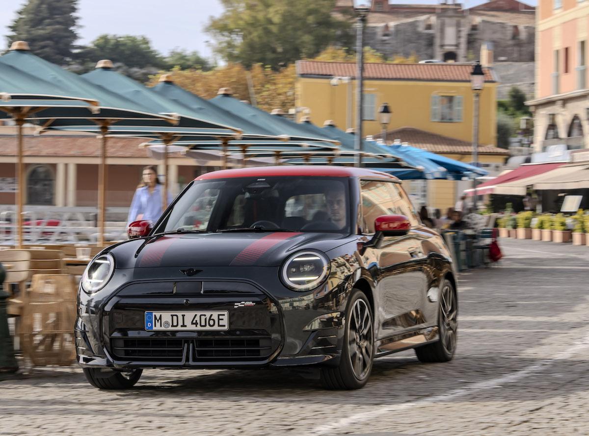Rein elektrisch im sportlichen Look: Der neue MINI Cooper SE im JCW Trim