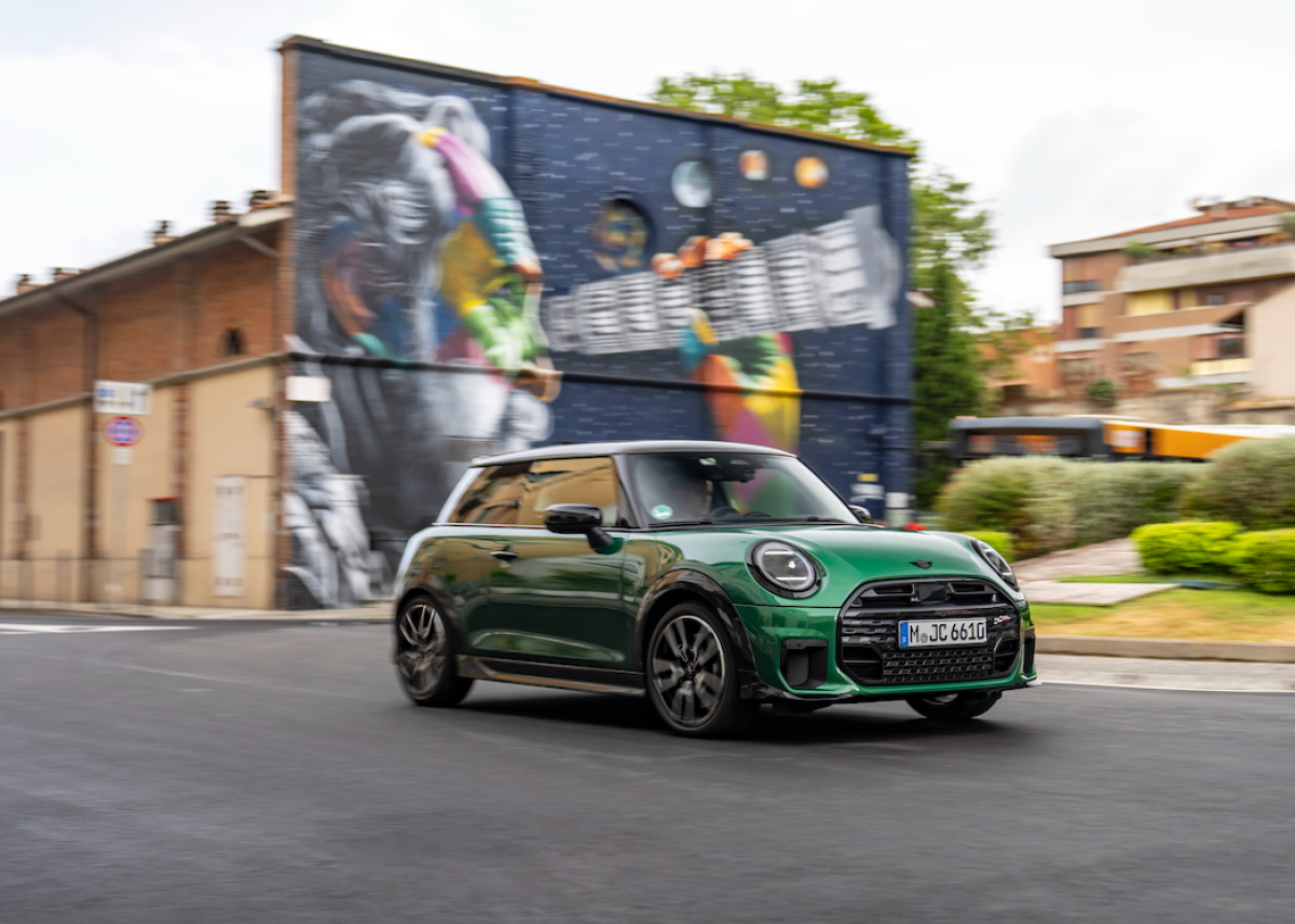 Der neue MINI Cooper S im JCW Trim: Sportliches Design mit markentypischer Performance