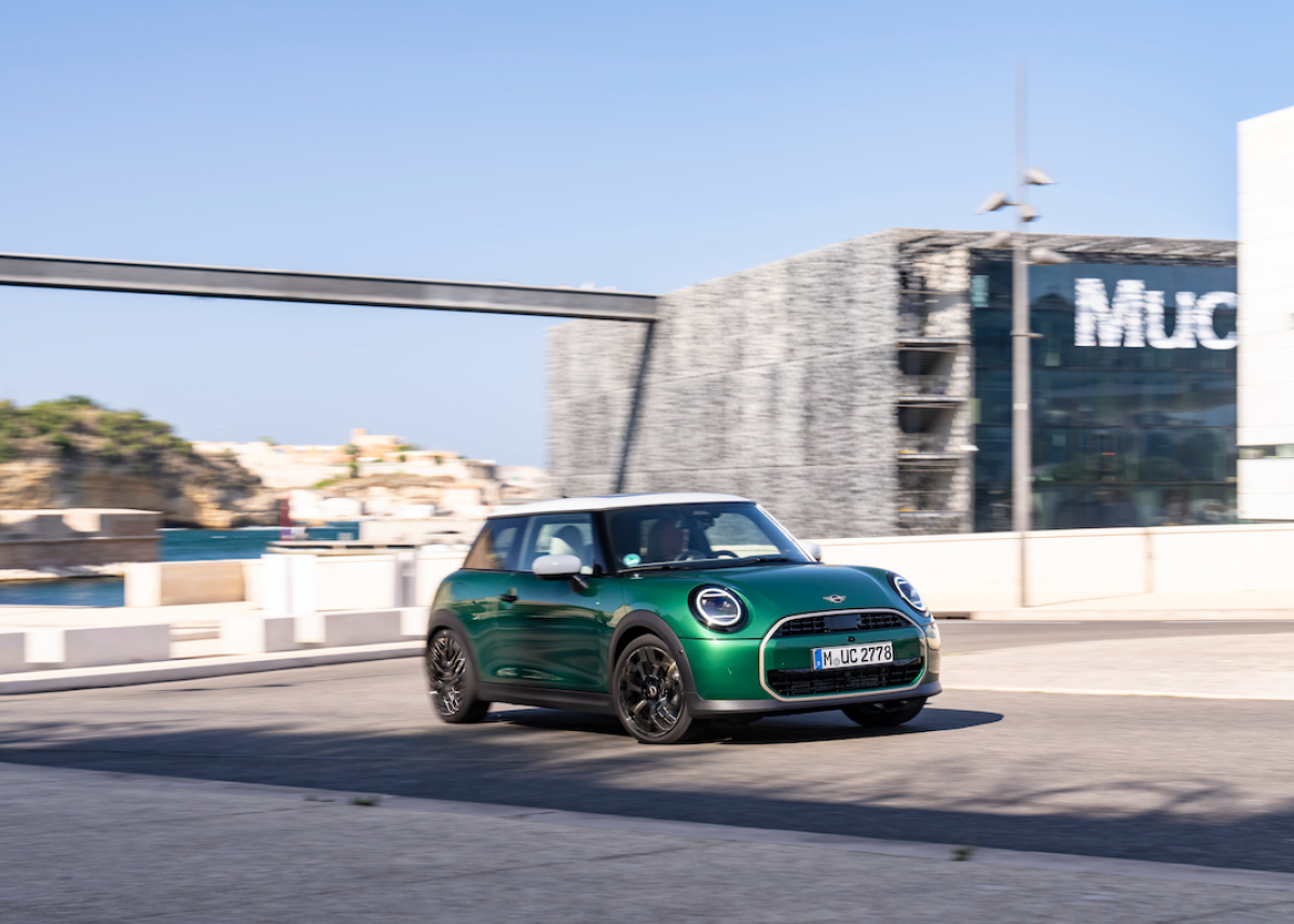 Innovatives In-Car Gaming und traditioneller Fahrspaß: der MINI Cooper C