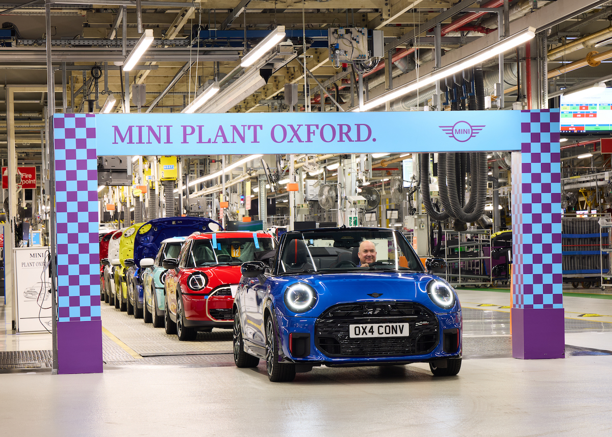 Frischer Wind im MINI Werk Oxford! MINI Cooper Cabrio rollt wieder vom Band