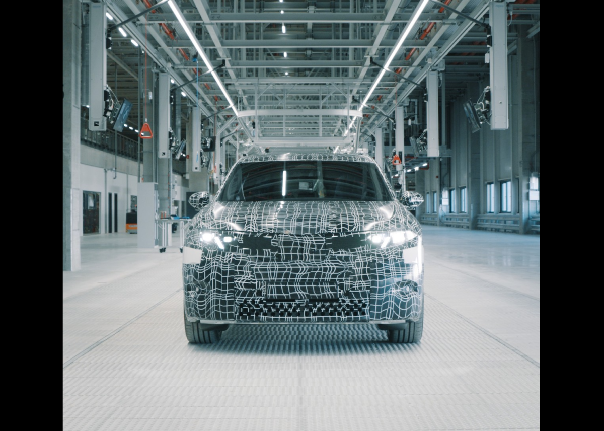 BMW Group Werk Debrecen nimmt Fahrt auf: Erste Erprobungsfahrzeuge der Neuen Klasse vom Band gelaufen