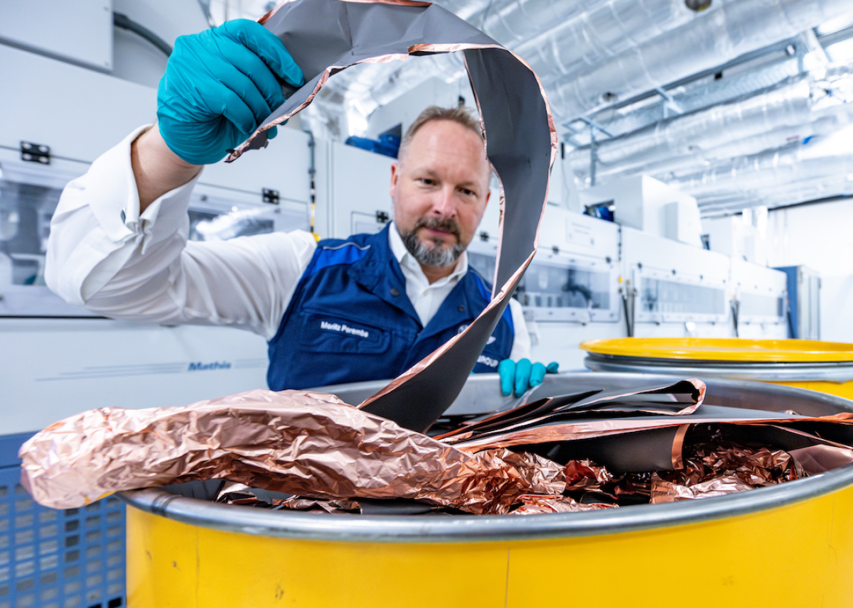 Innovatives Direktrecycling bei der BMW Group: Neues Kompetenzzentrum in Niederbayern bringt Rohstoffe aus Batteriezellen zurück in den Kreislauf