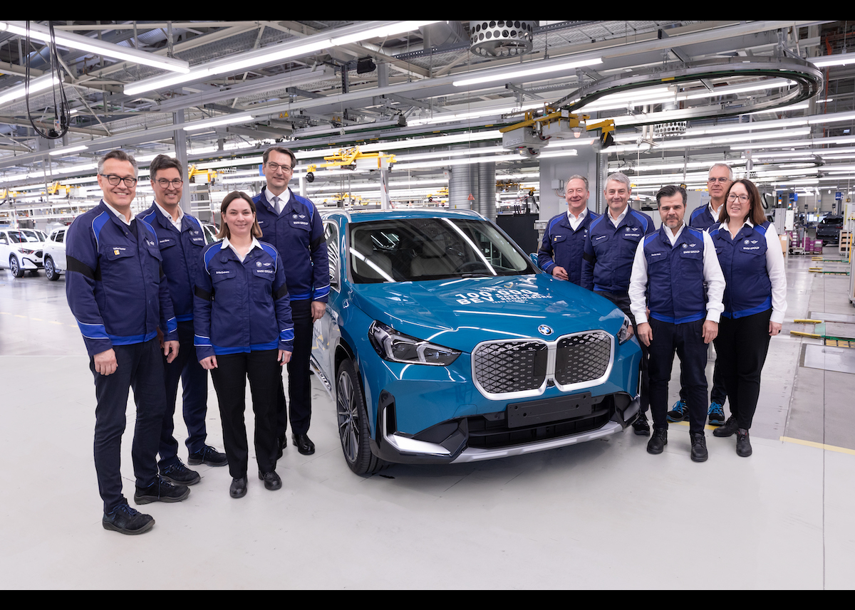 BMW Group Werk Regensburg erreicht im Jahr 2024 die Rekordmarke von 100.000 vollelektrischen Fahrzeugen