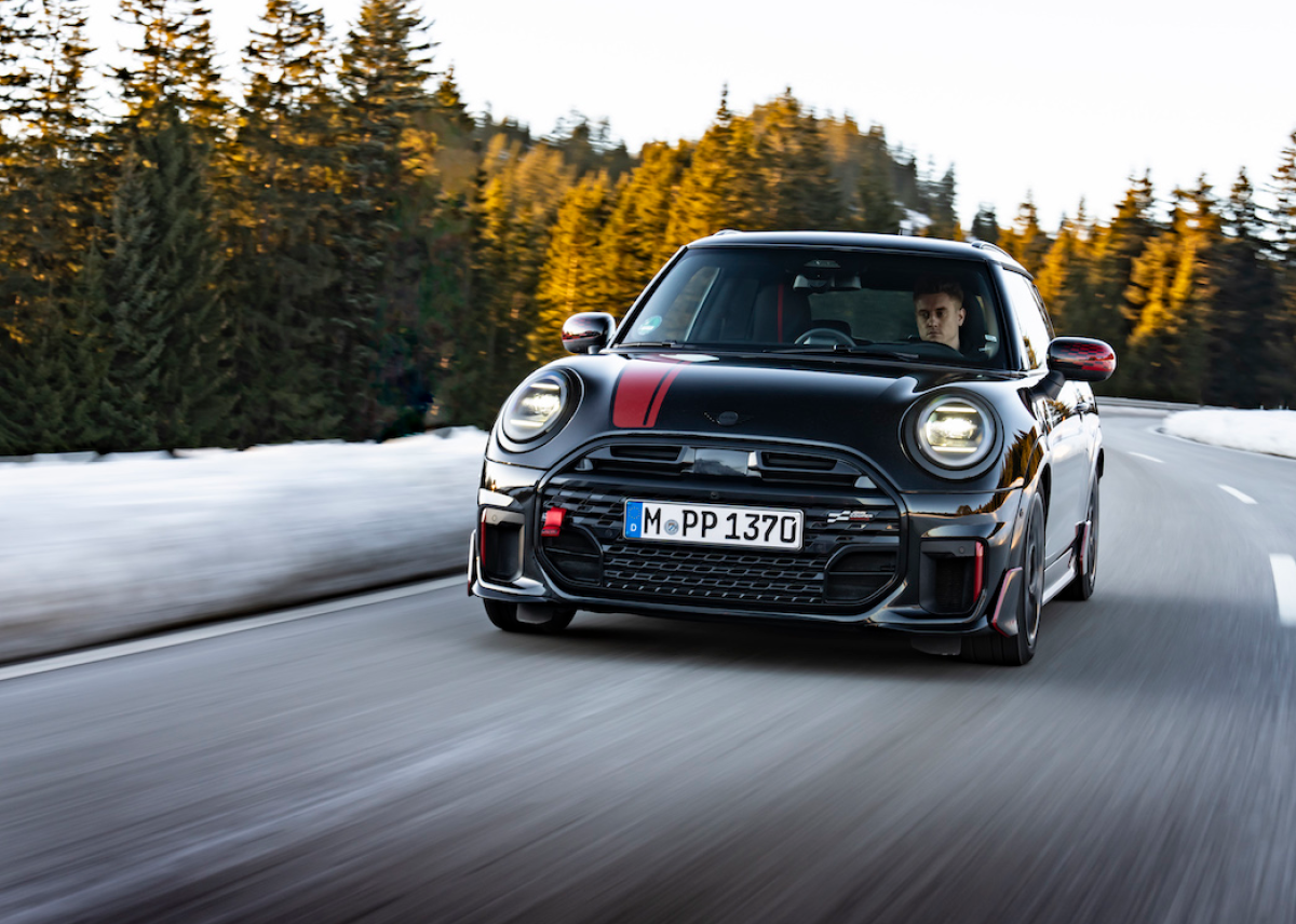 Maximale Performance auf Schnee und Eis: Der MINI John Cooper Works mit Original Zubehör