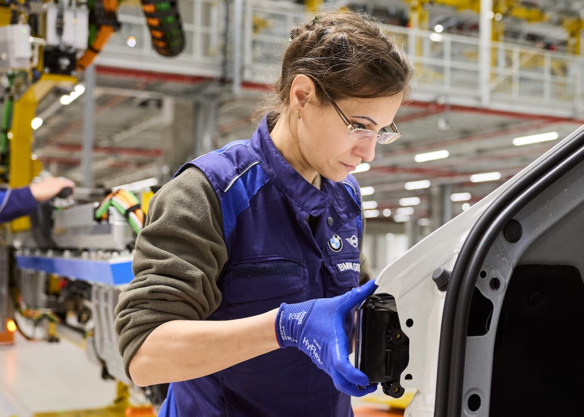 BMW Group Werk Debrecen startet Zielsprint: Mit der Inbetriebnahme der Montage setzt der Herzschlag des Werks ein