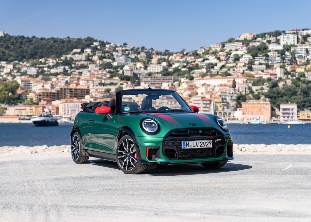 Das MINI John Cooper Works Cabrio: Top Performance und 360 Grad Freiheit unter blauem Himmel