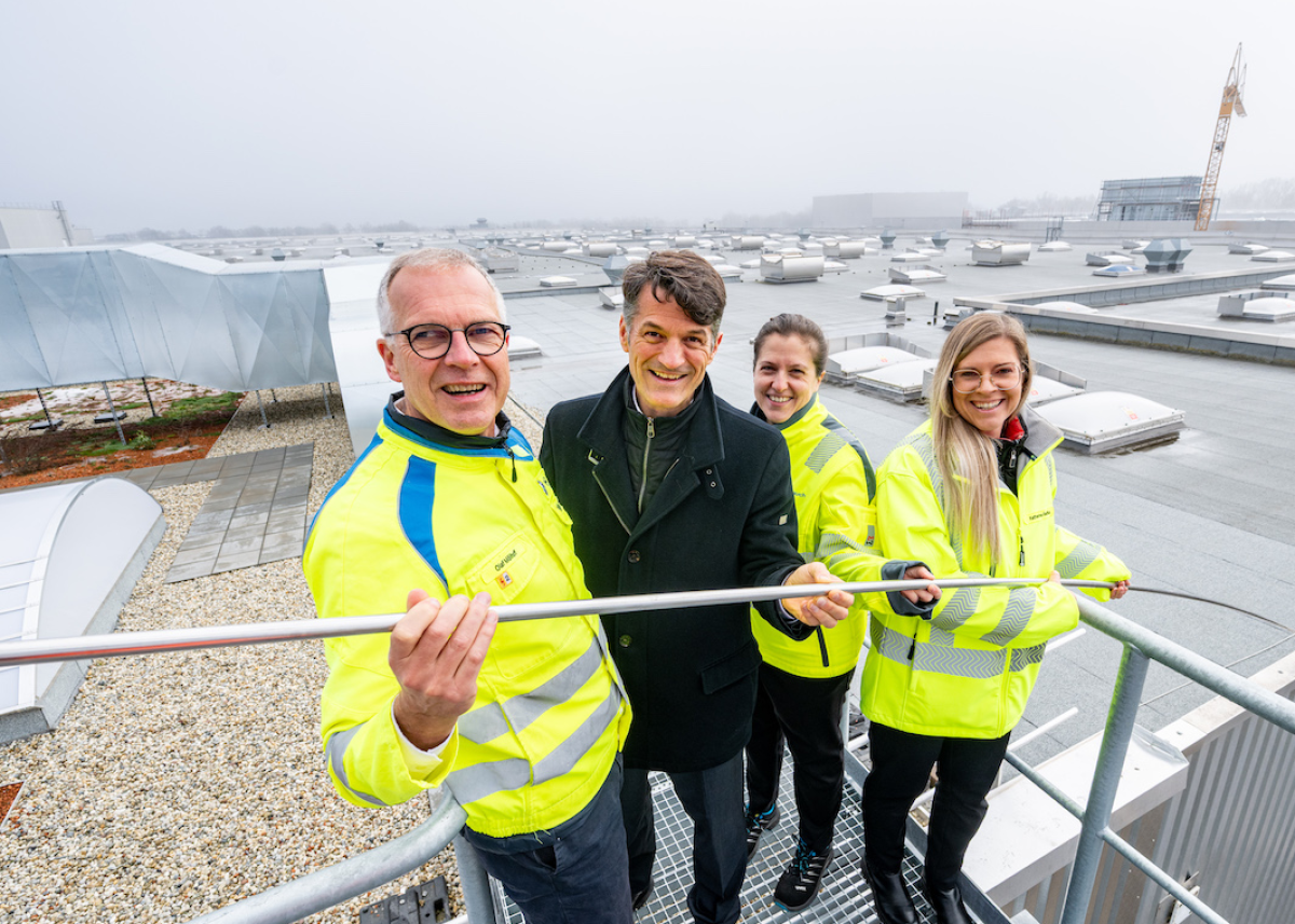 Baubeginn im BMW Group Werk Regensburg: symbolische erste Leitung für neue Wasserstoff-Infrastruktur verlegt