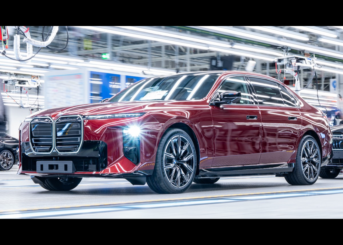Start des neuen BMW 7er in Dingolfing: Progressiver Luxus trifft Neue Klasse Technologien