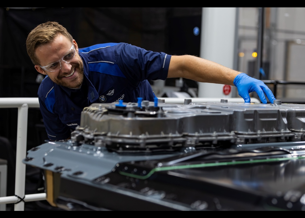 Erste Einblicke in die Produktion: BMW Group Werk Woodruff montiert die Hochvoltbatterien für den neuen BMW iX5