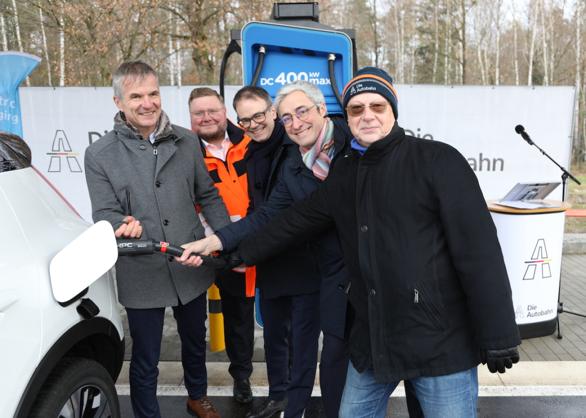 Elektromobilität: TotalEnergies eröffnet bei Erlangen seine ersten beiden Deutschlandnetz-Stationen an der Autobahn