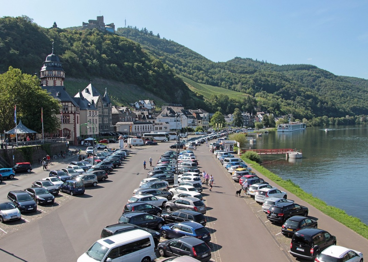 Parkraum als Umsatzbremse: Warum ungenutzte Stellplätze Betriebe direkt Geld kosten