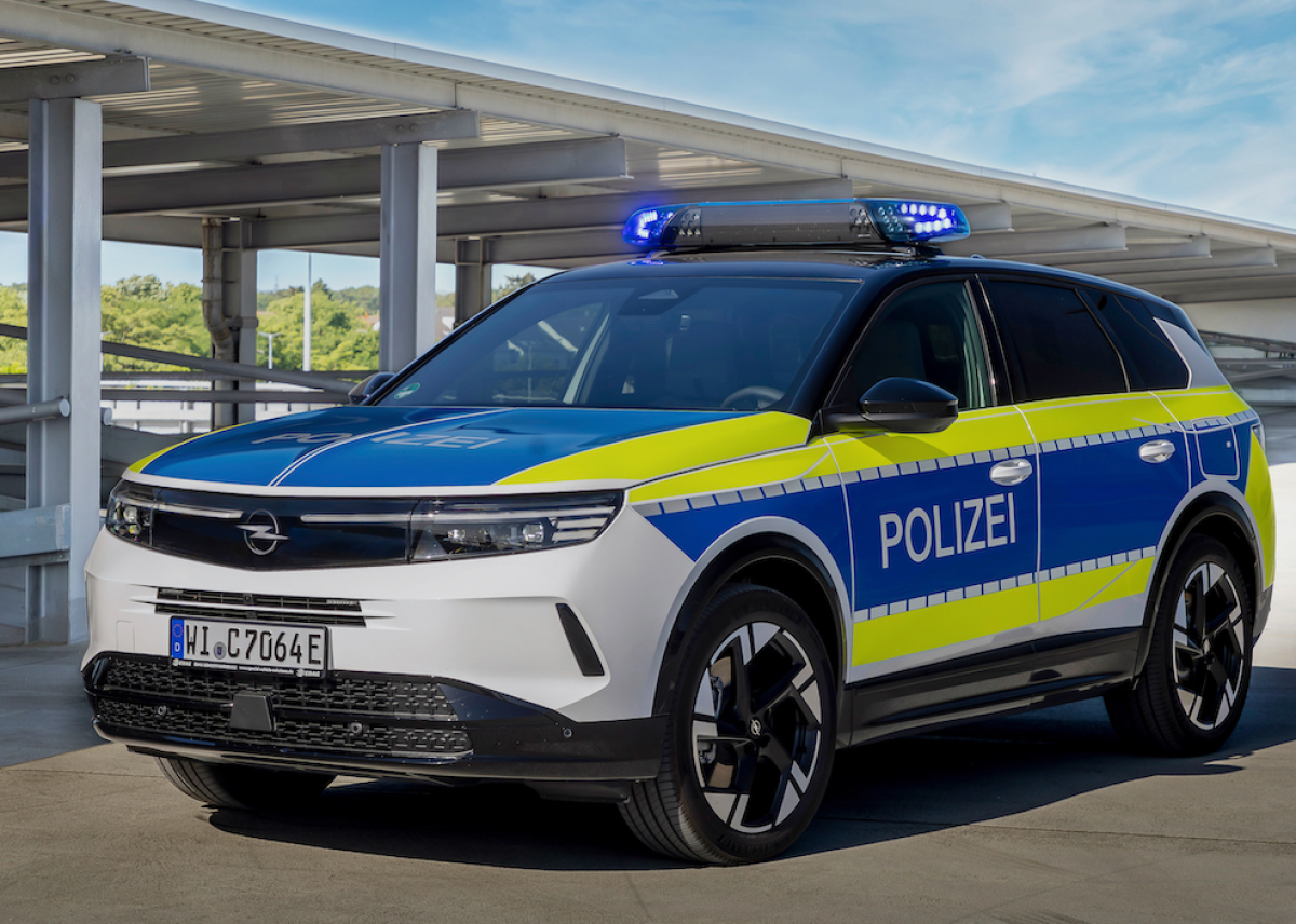 Top-SUV für den Polizeidienst: Mit dem Opel Grandland auf Streife