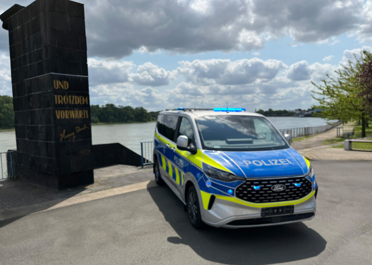 Neue Streifenwagen: Ford Pro liefert erste Tourneo Custom an Polizei in Nordrhein-Westfalen