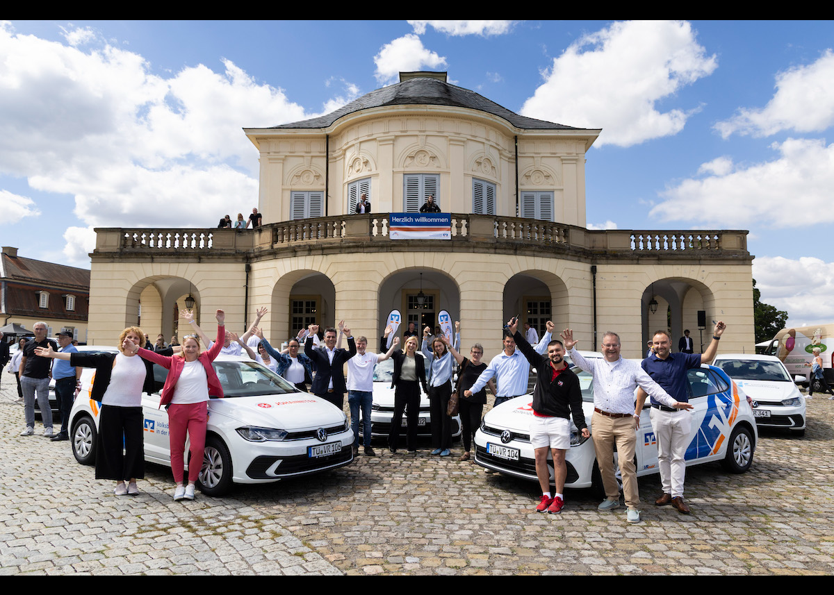 Mobilität für den guten Zweck: Kroschke sorgt für reibungslose Zulassung bei VRmobil-Übergabe in Stuttgart