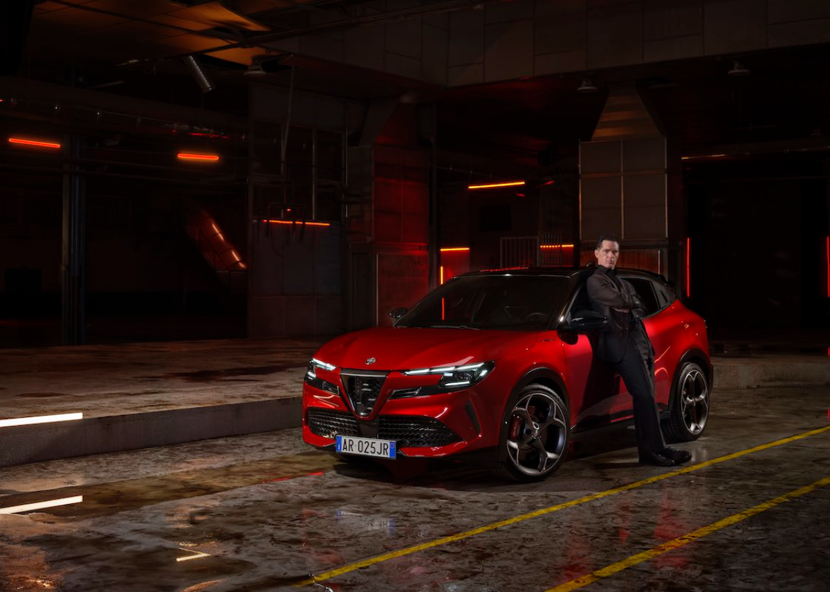 Neue Kampagne zum Alfa Romeo Junior: Netflix-Star Pedro Alonso kann nicht widerstehen
