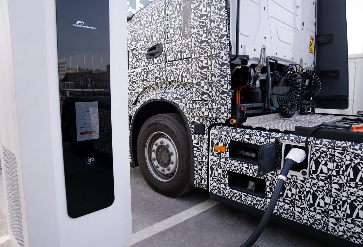 Milence und Power Electronics testen erfolgreich eine eigene neue Lösung für ein Megawatt Charging System mit einer Ladeleistung von 1,1 MW