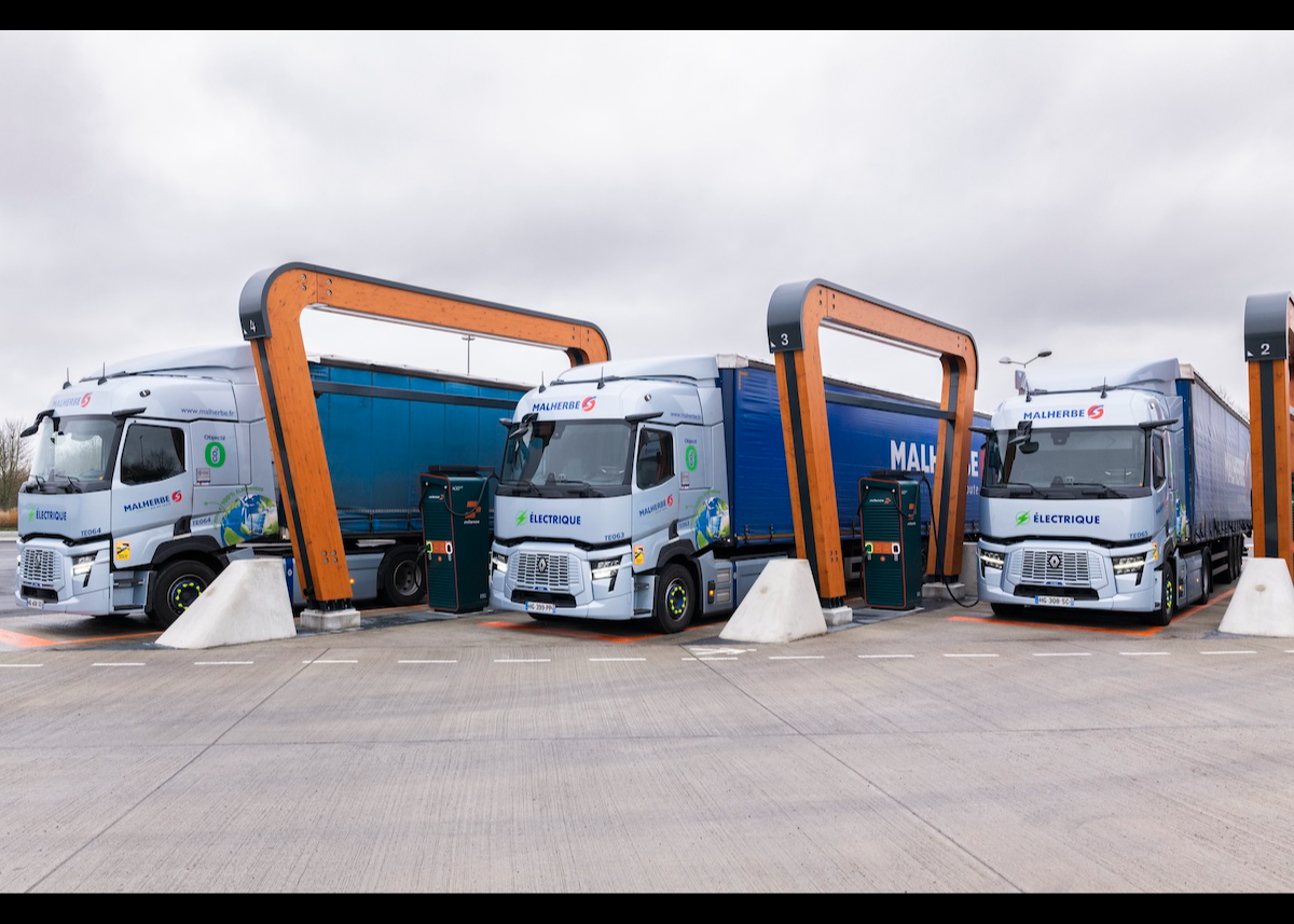 Nächster Schritt zur Dekarbonisierung: Renault Trucks elektrifiziert internen Logistikkorridor vollständig