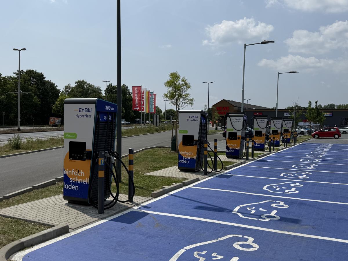 12 EnBW-Schnellladepunkte bei REWE in Braunschweig