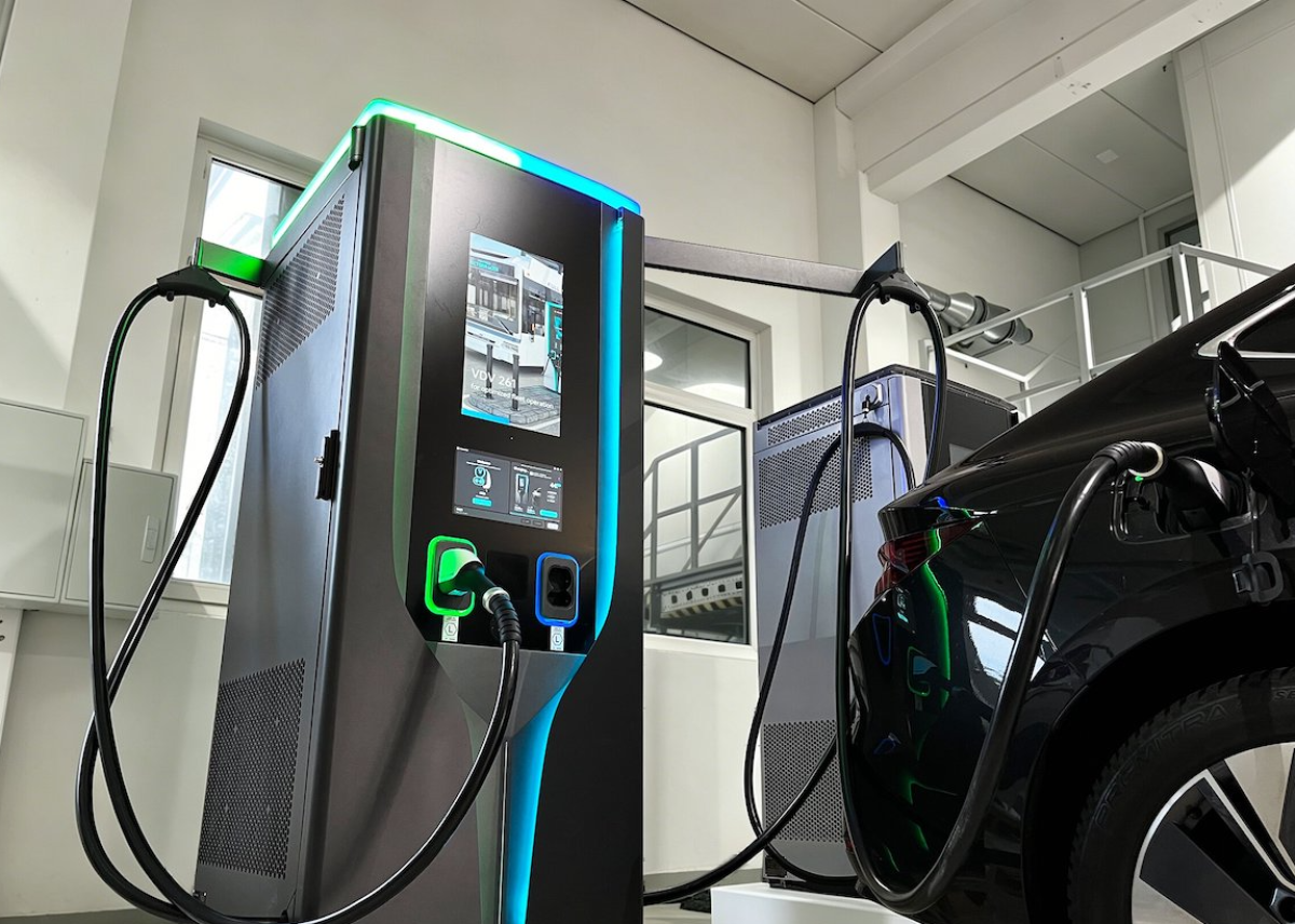 XCharge stellt neue Generation der DC-Schnellladestation C7 auf der  Power2Drive Europe vor