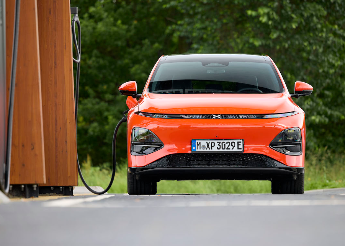XPENG kooperiert mit Plugsurfing