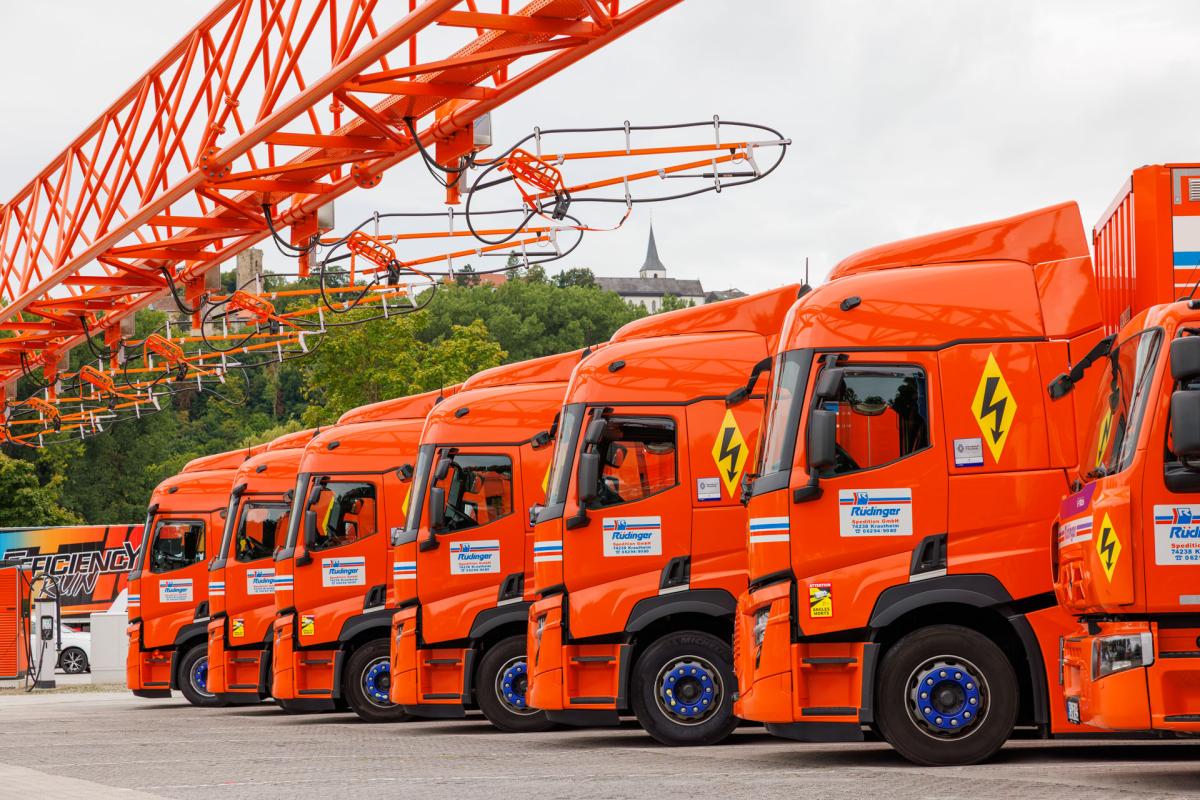Spedition Rüdinger setzt auf Elektromobilität: Neuer Ladepark mit Renault Trucks und Netze BW eingeweiht