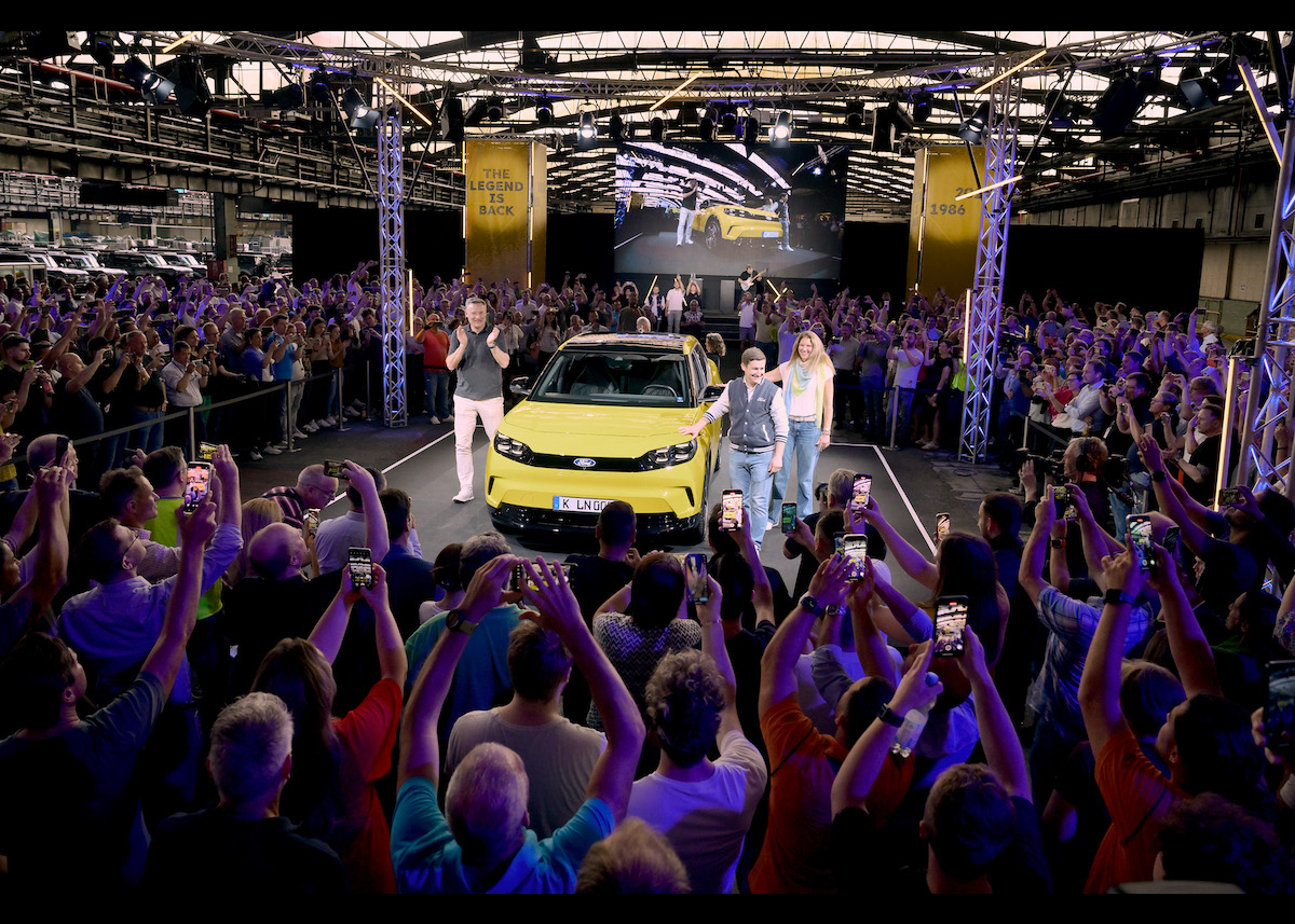 2.000 Ford-Beschäftigte in Köln feiern Rückkehr einer Legende. Elektrischer Ford Capri enthüllt