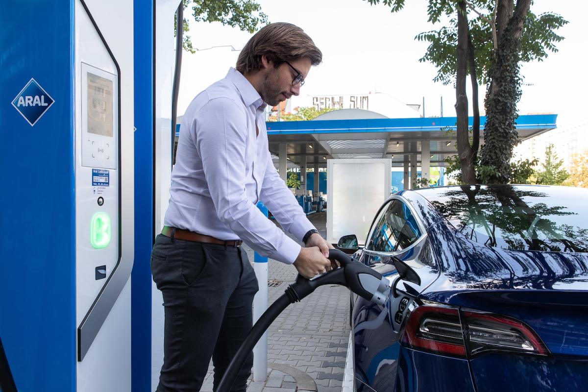 Neue Umfrage: Raus aus der Nische – E-Mobilität auch im gewerblichen Bereich vor dem Durchbruch