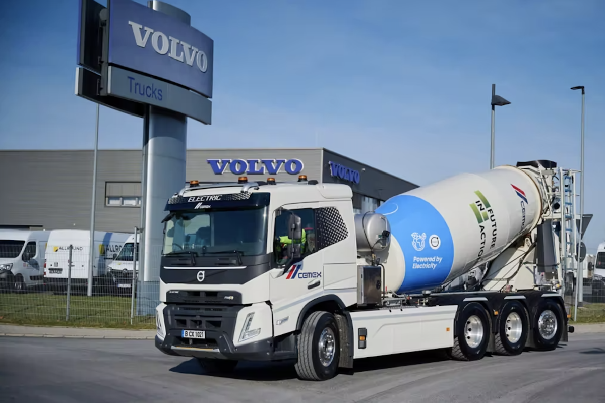 Volvo Trucks liefert den ersten elektrischen Transportbetonmischer an CEMEX