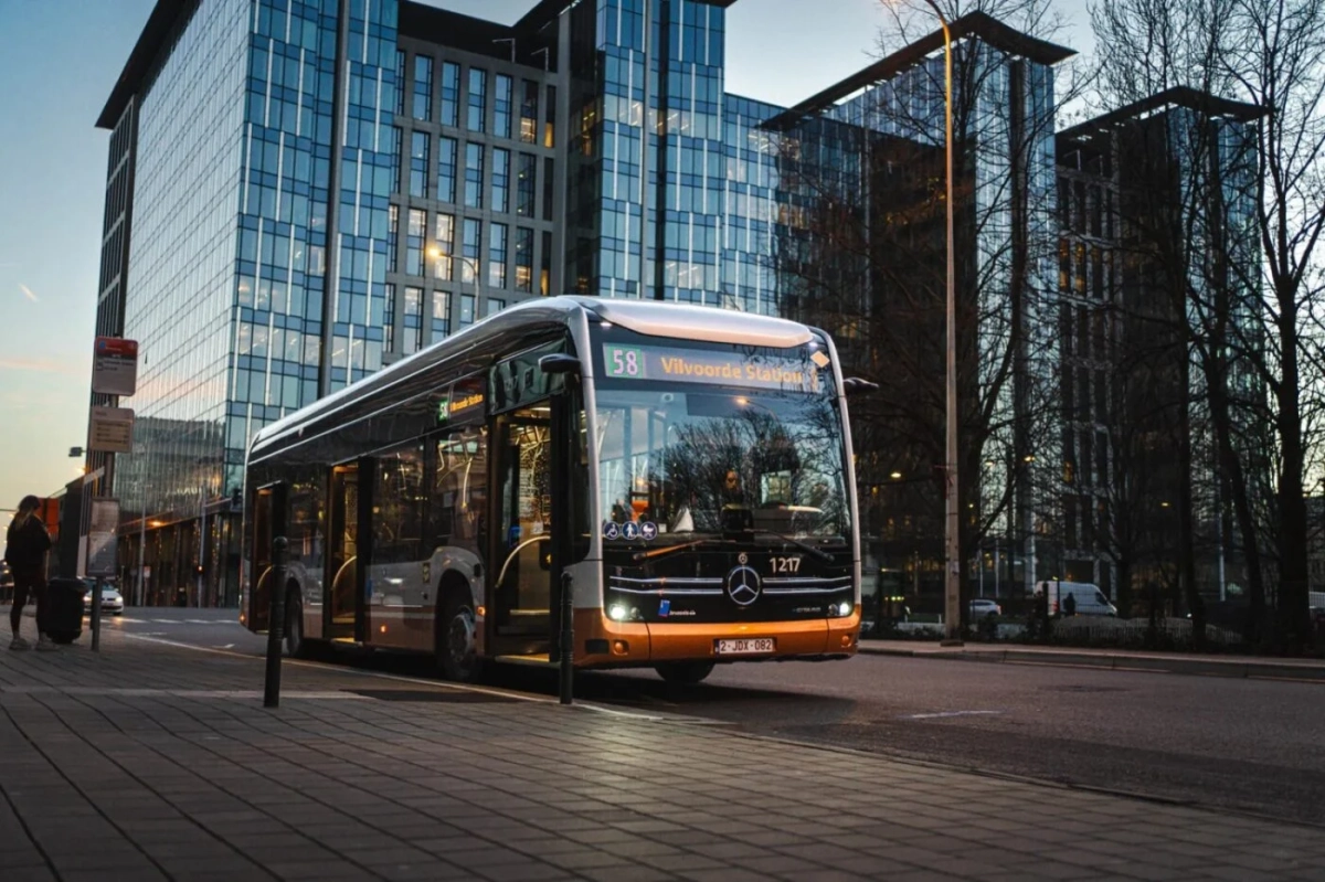 Brüssel nimmt neue Elektrobusse von Mercedes in Betrieb