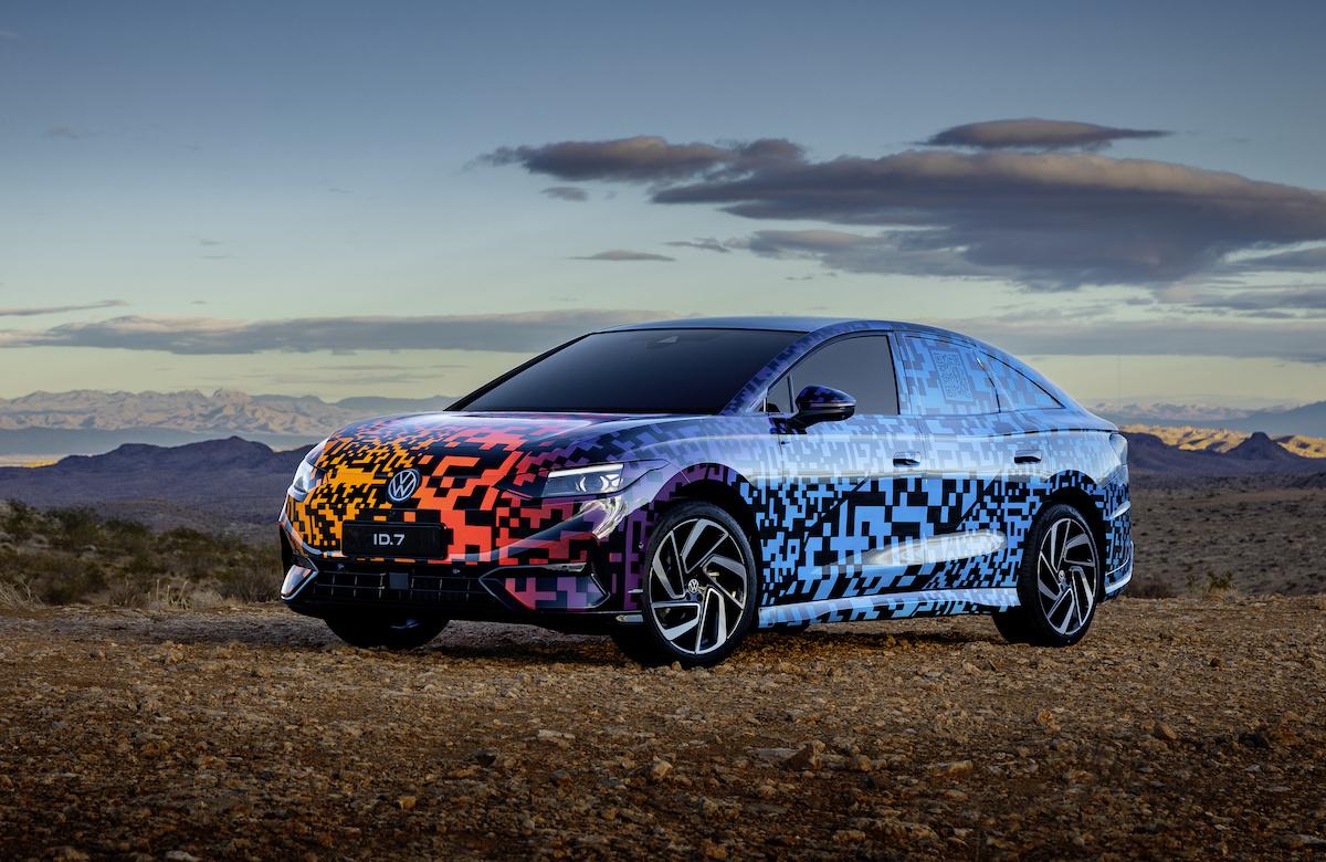 Erster Auftritt der neuen Limousine ID.7 im digitalen Camouflage-Look