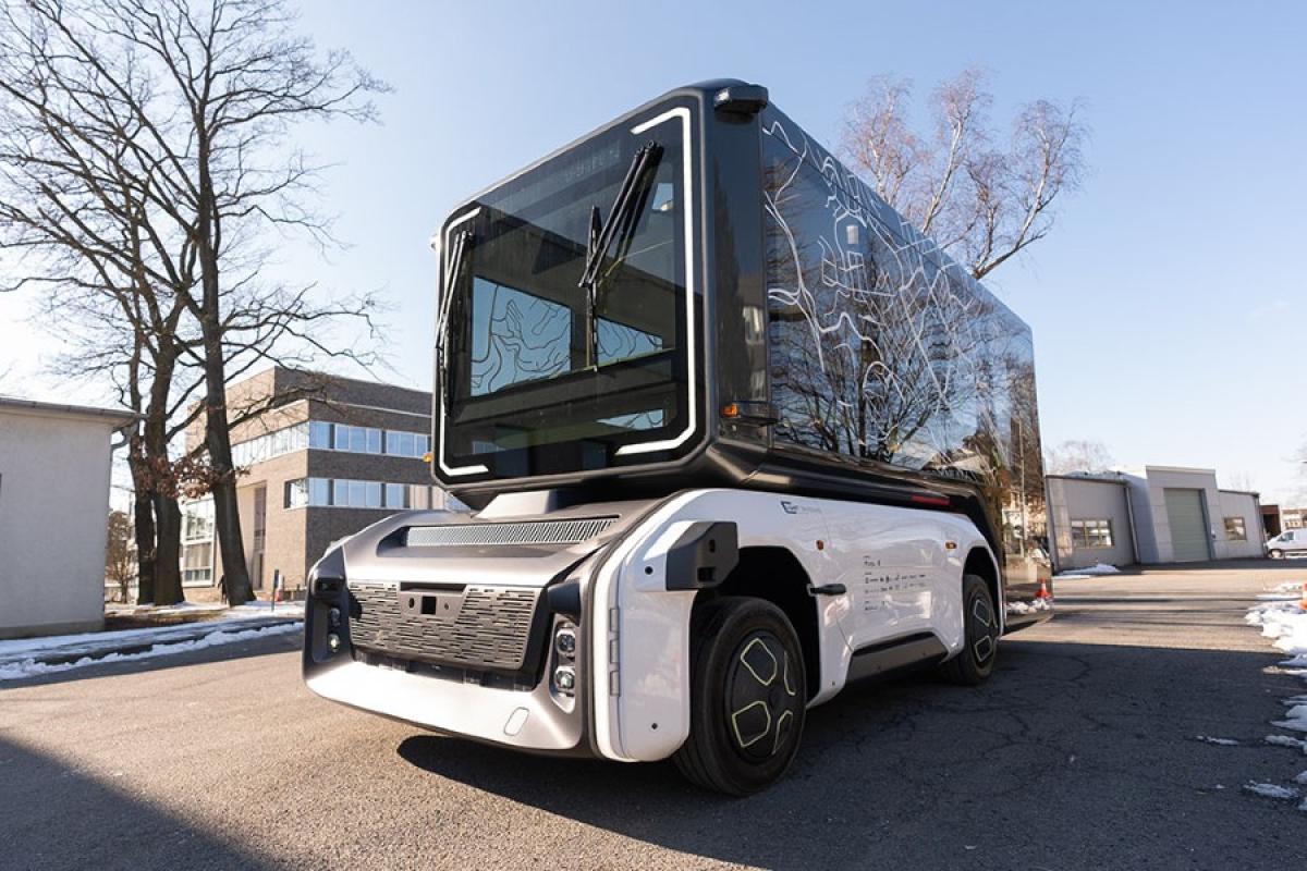 Projektteam testet umbaufähige E-Vans für ÖPNV und Gütertransport