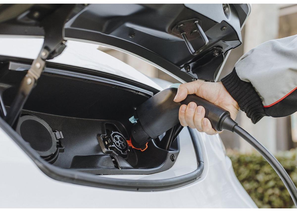 Neue Webfleet-Studie zeigt: Mit dem Einstieg in die Elektromobilität sparen Flottenkunden signifikant Kosten und CO2